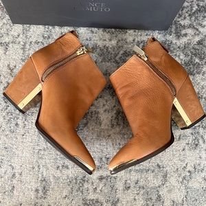Vince Camuto Amori Bootie 🔥 luxe Cognac Tan leather w/gold accents, 7M